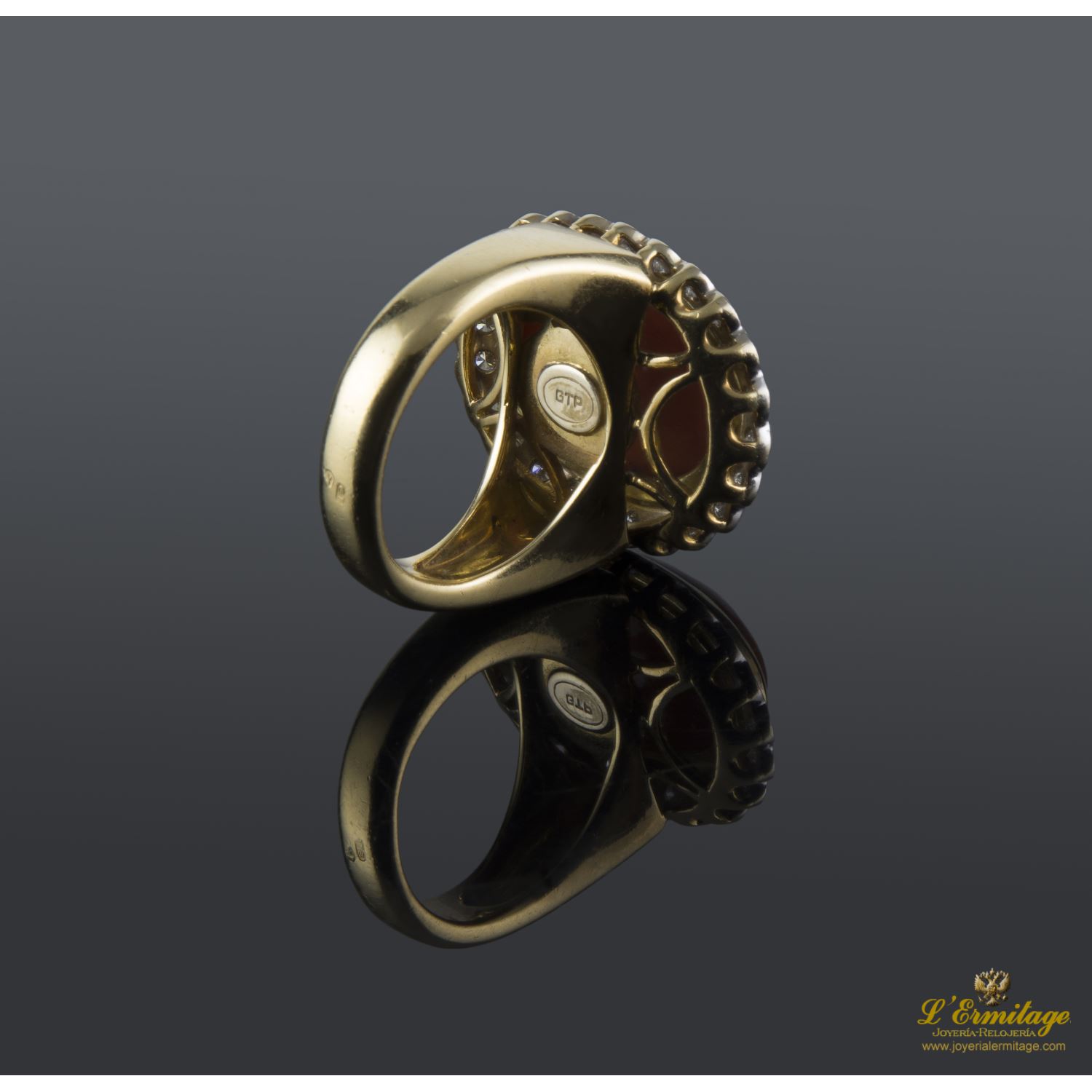 Sortija antigua oro amarillo coral y diamantes.