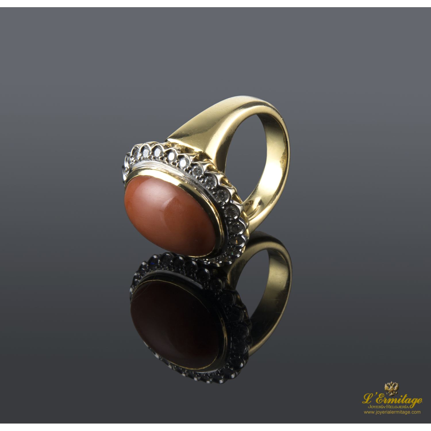 Sortija antigua oro amarillo coral y diamantes.