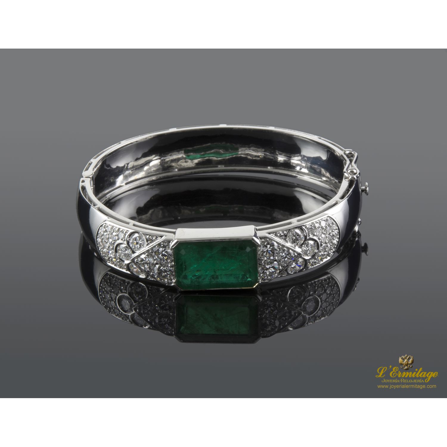 Pulsera rígida en oro blanco con esmeralda y diamantes.