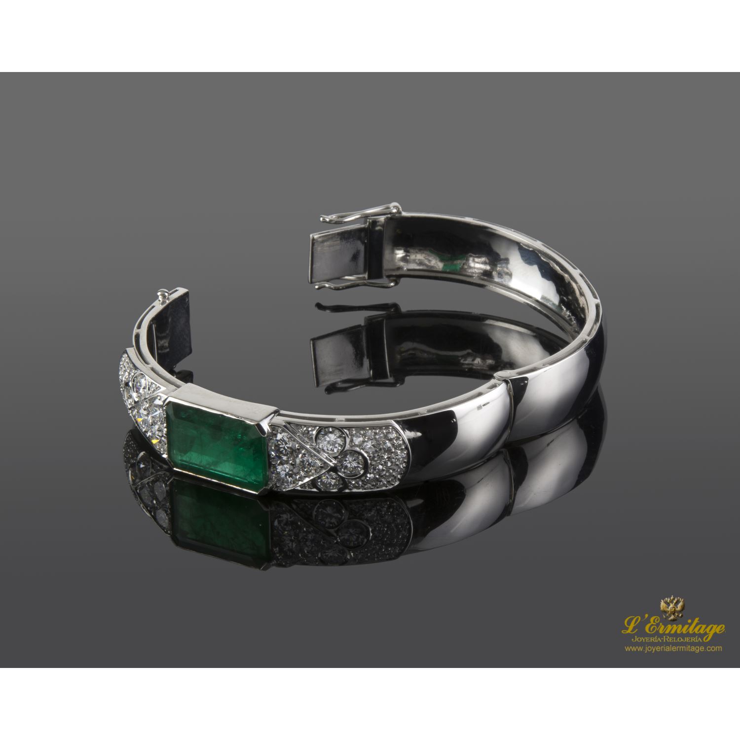 Pulsera rígida en oro blanco con esmeralda y diamantes.
