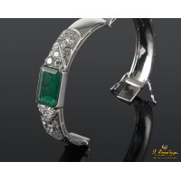 Pulsera rígida en oro blanco con esmeralda y diamantes.