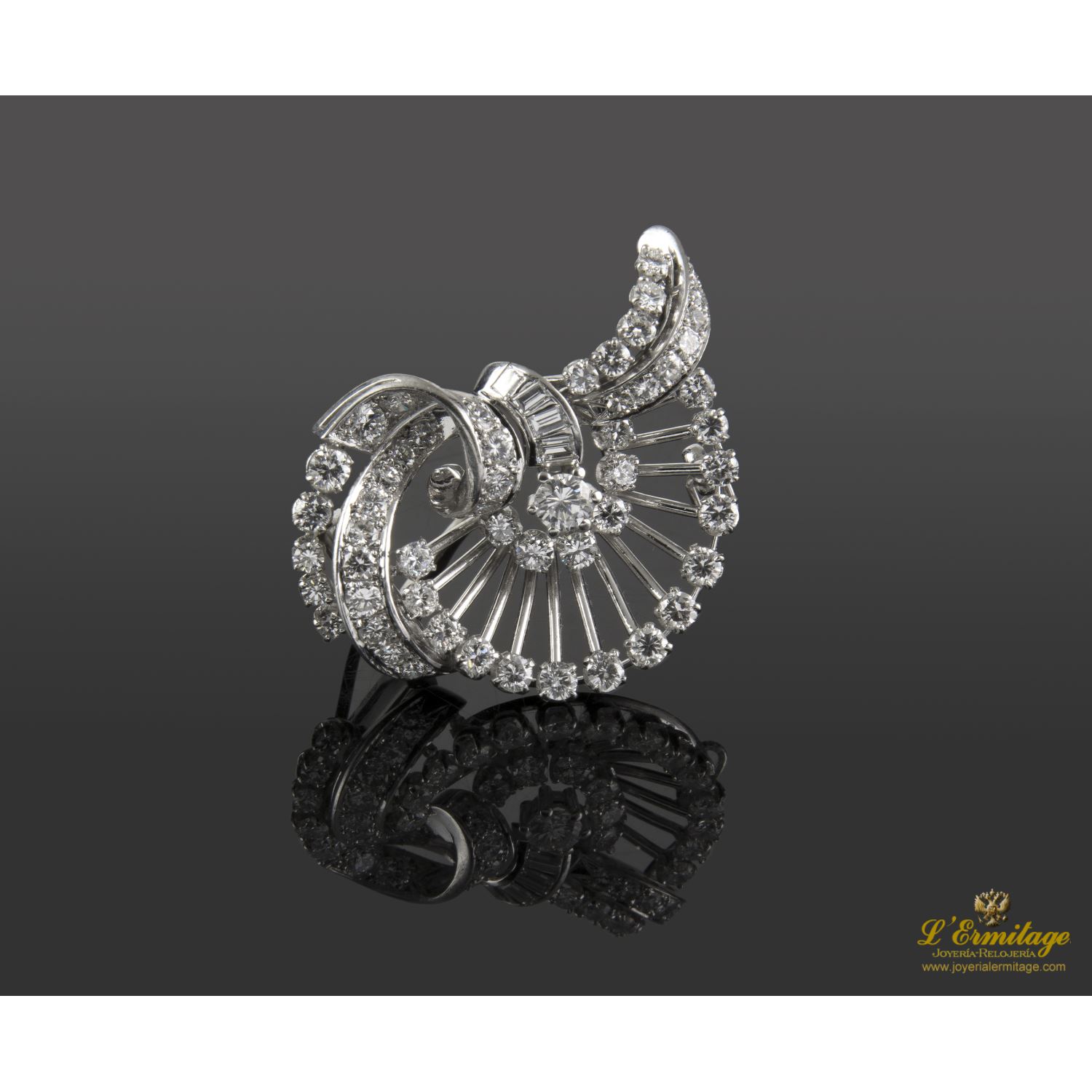 Broche realizado en oro blanco con brillantes y diamantes.