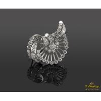 Broche realizado en oro blanco con brillantes y diamantes.