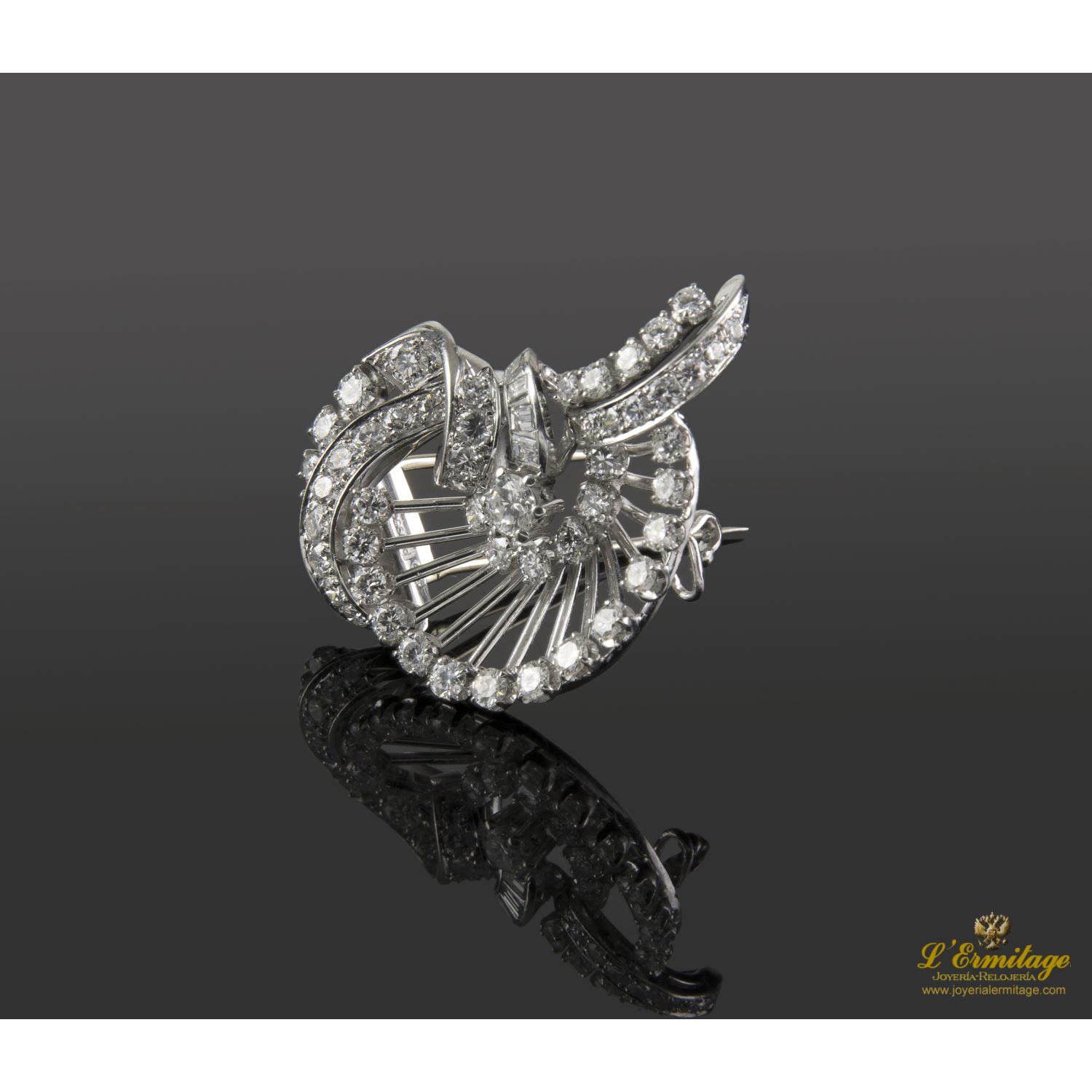 Broche realizado en oro blanco con brillantes y diamantes.