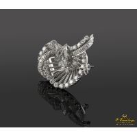 Broche realizado en oro blanco con brillantes y diamantes.