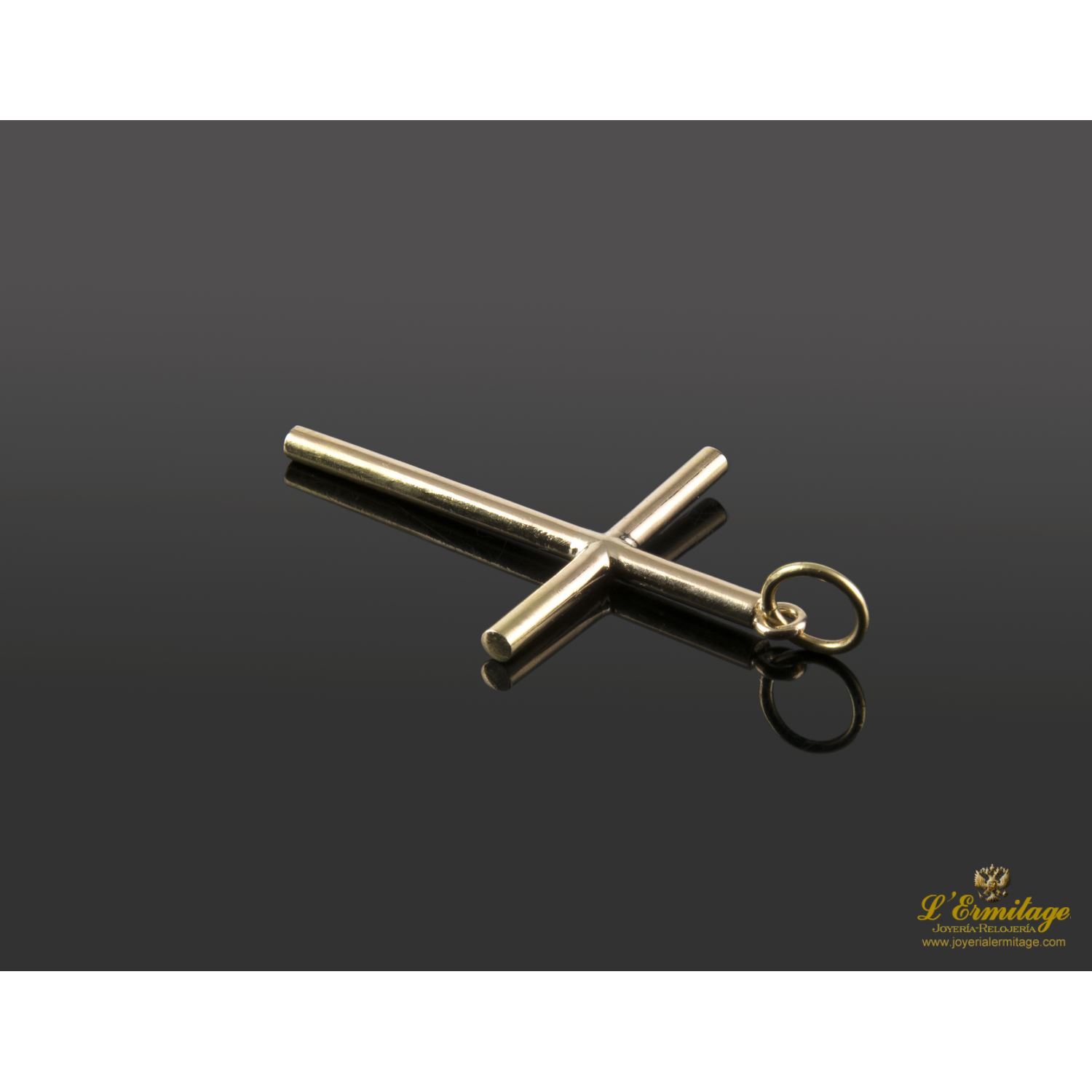 Colgante en forma de cruz realizado en oro amarillo.