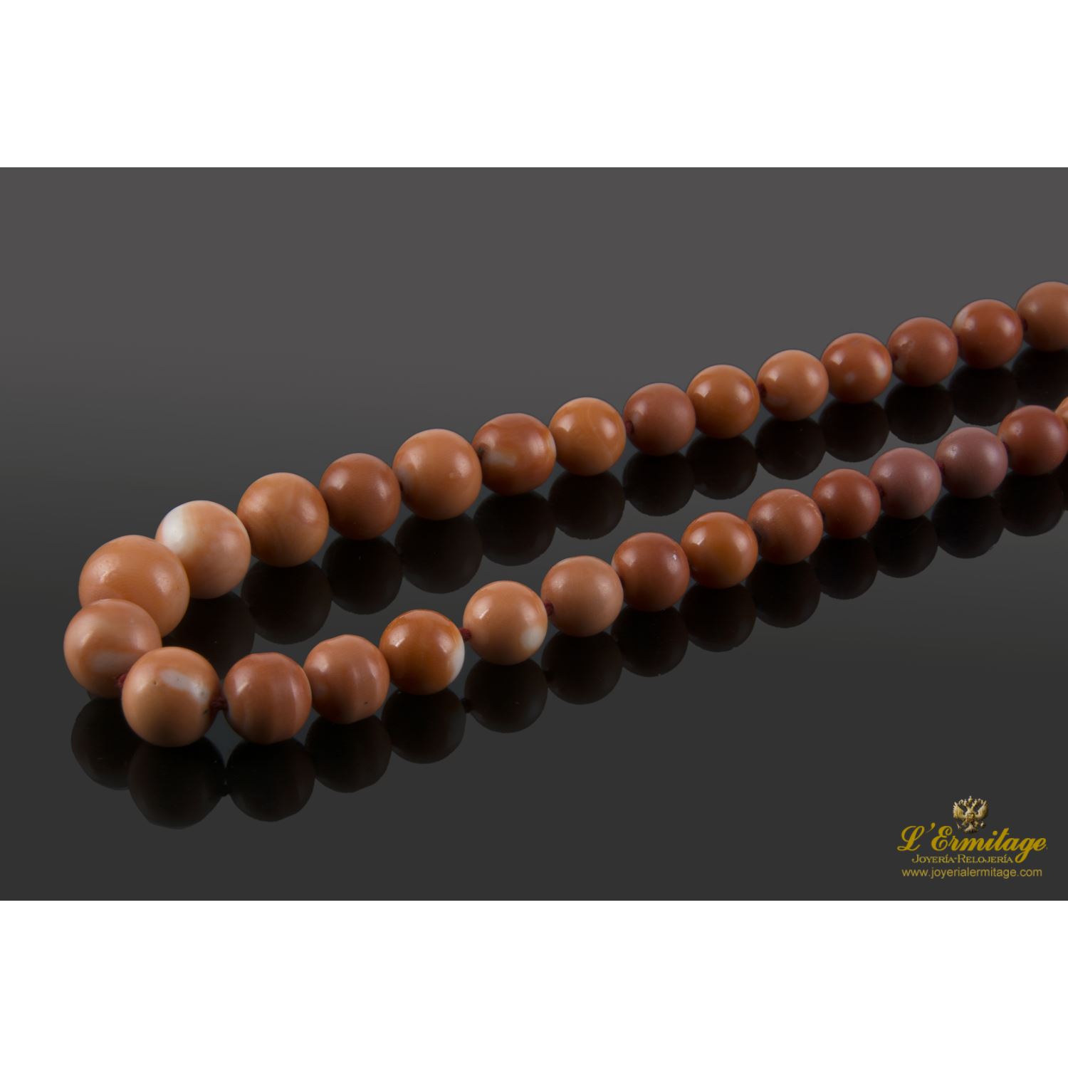 Collar con bolas de coral con cierre en oro amarillo.