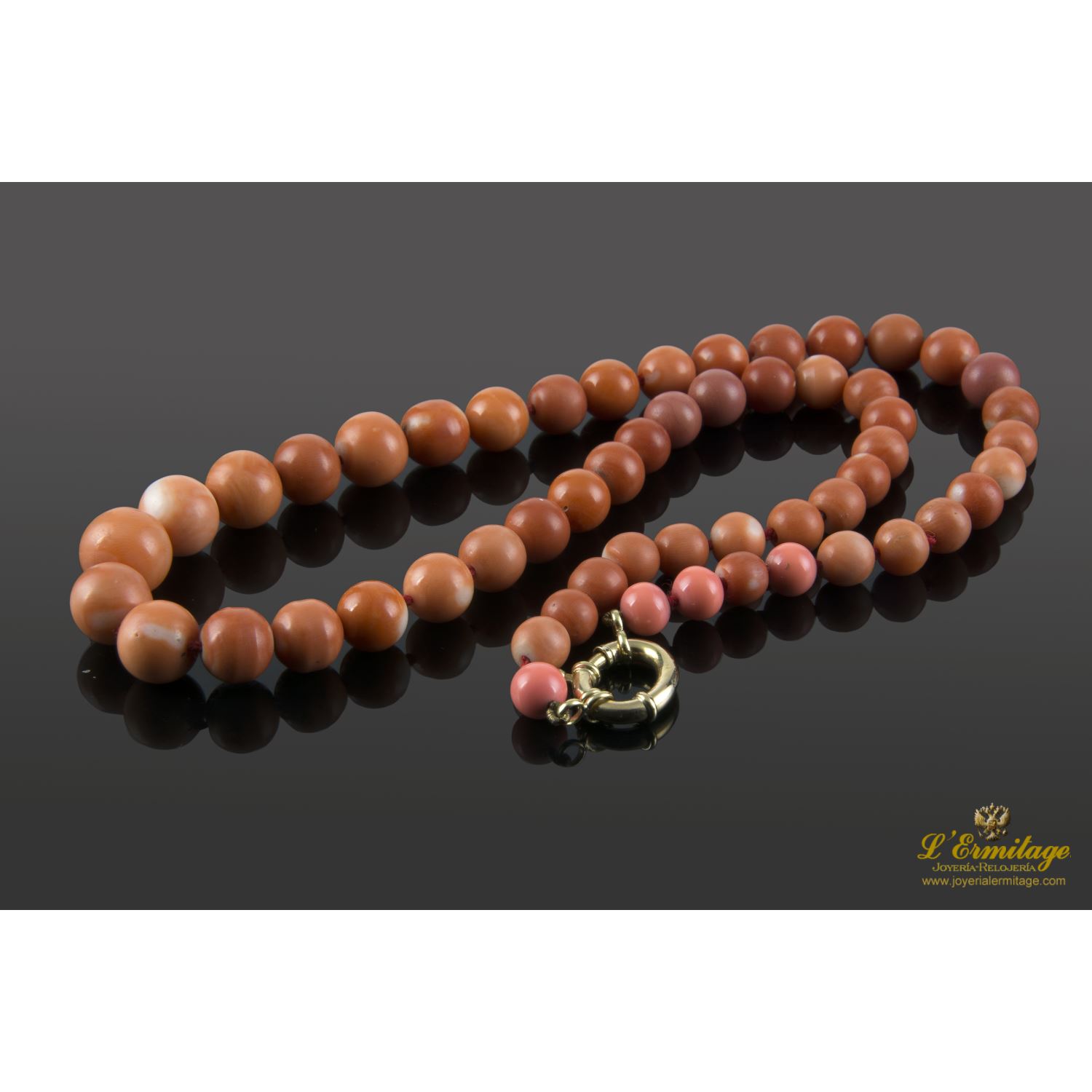 Collar con bolas de coral con cierre en oro amarillo.