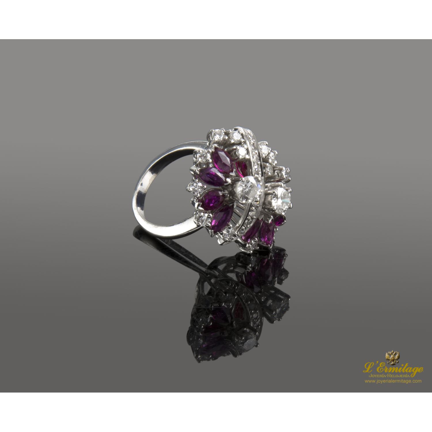 Sortija oro blanco brillantes y rubíes.