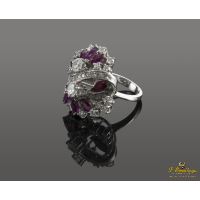 Sortija oro blanco brillantes y rubíes.