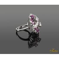 Sortija oro blanco brillantes y rubíes.