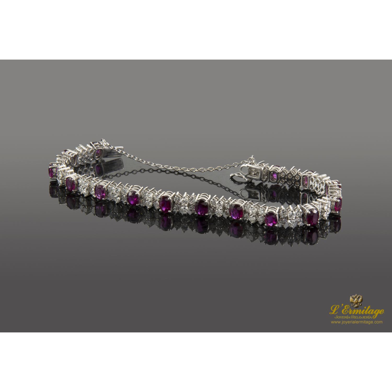 Pulsera oro blanco rubíes y diamantes.