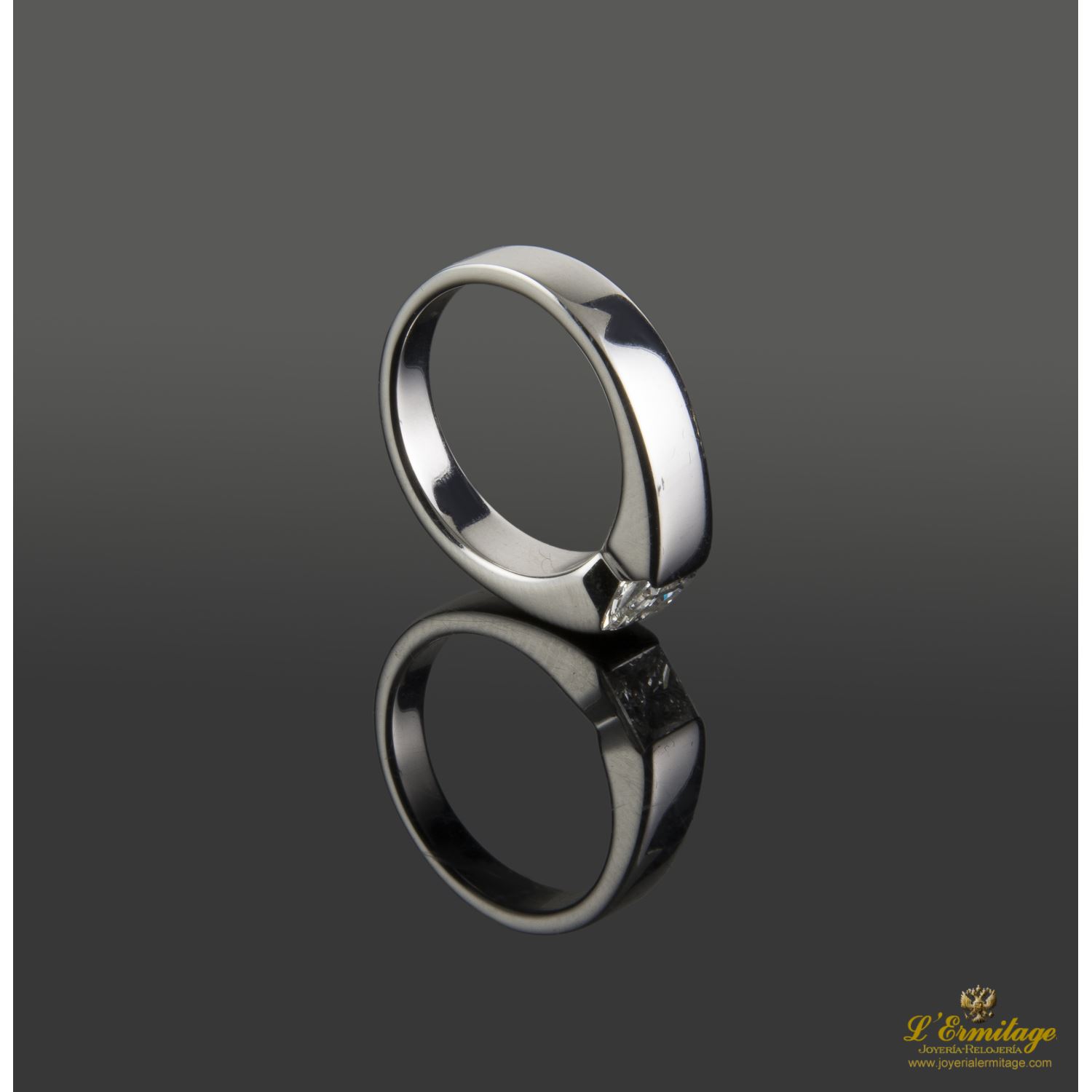 Sortija solitario en oro blanco brillante princesa 0,72ct.