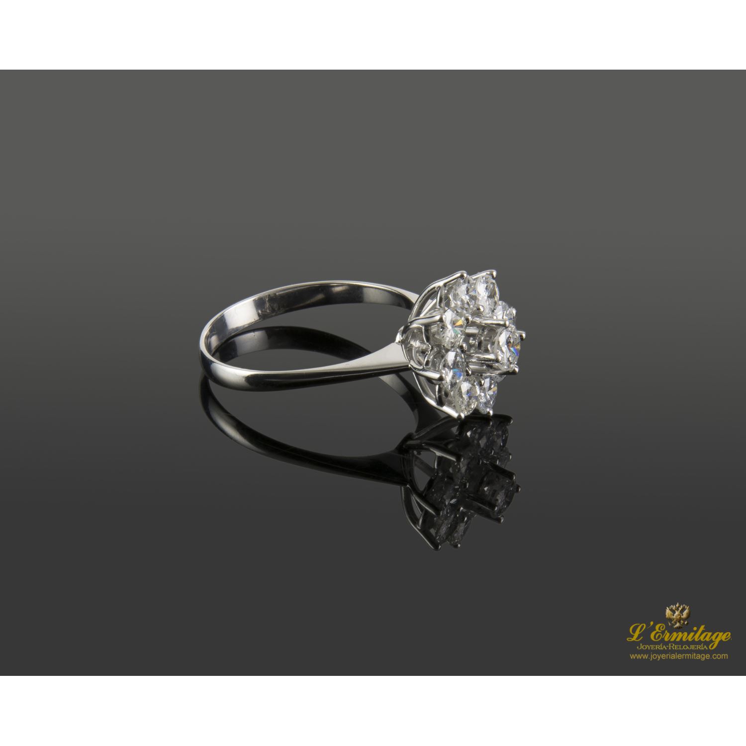 Sortija oro blanco y diamantes.