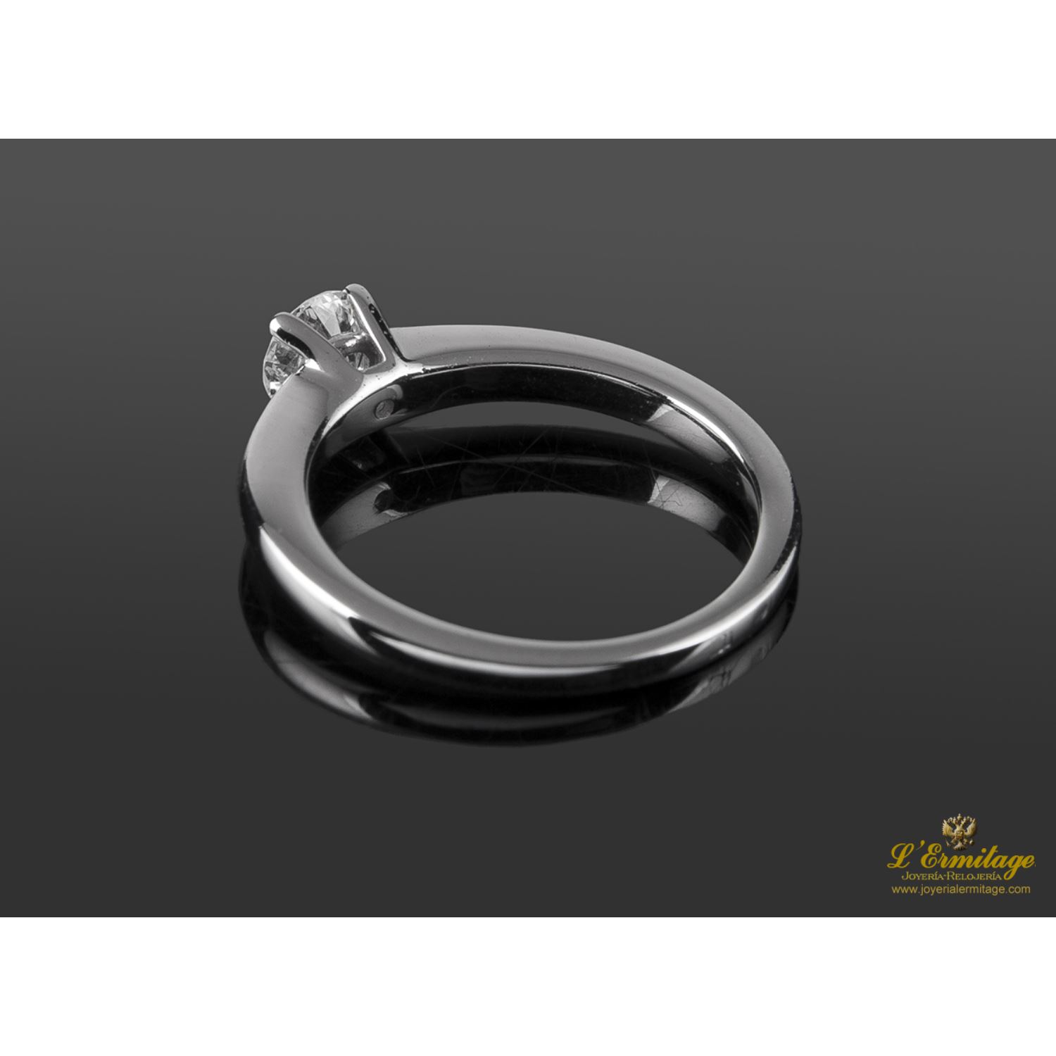 Sortija solitario oro blanco.