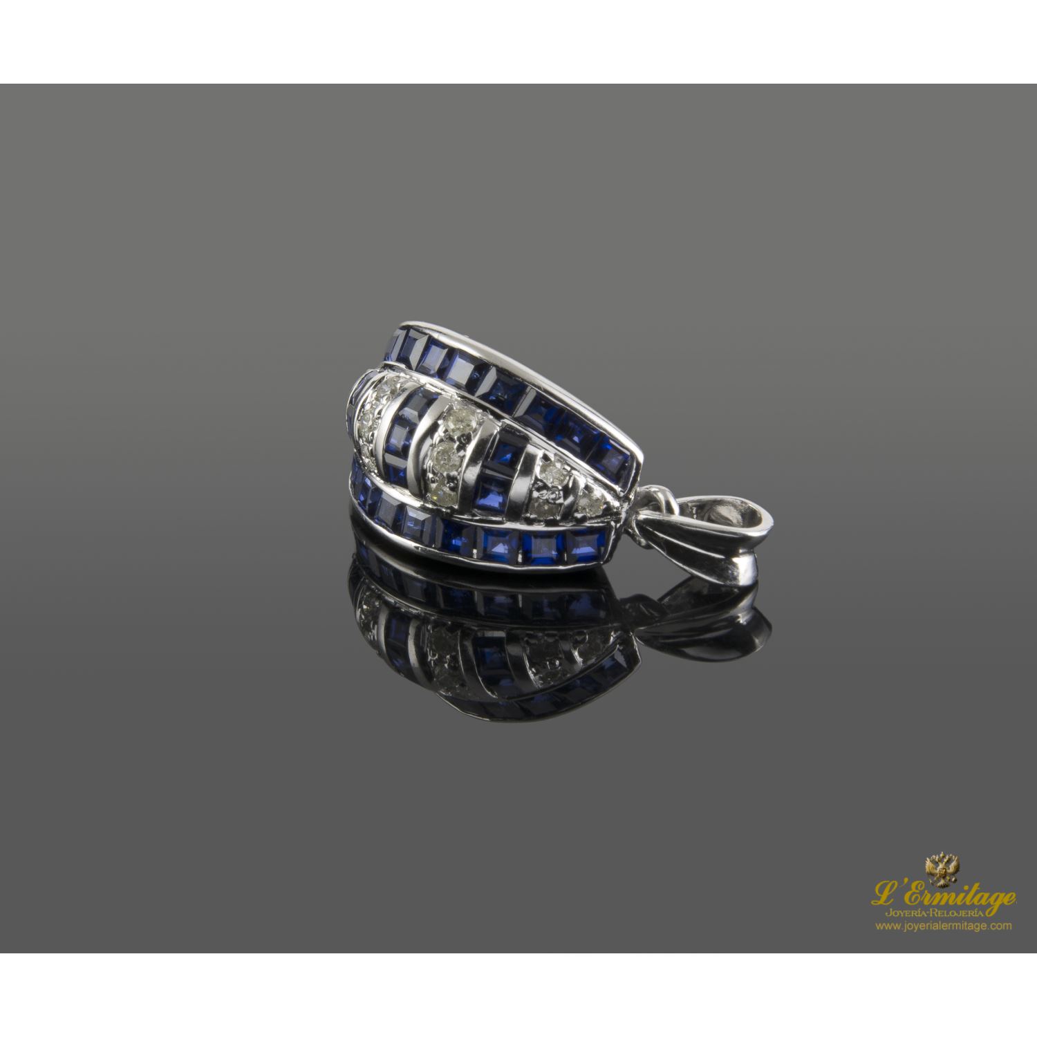 Colgante en oro blanco con zafiros y brillantes.