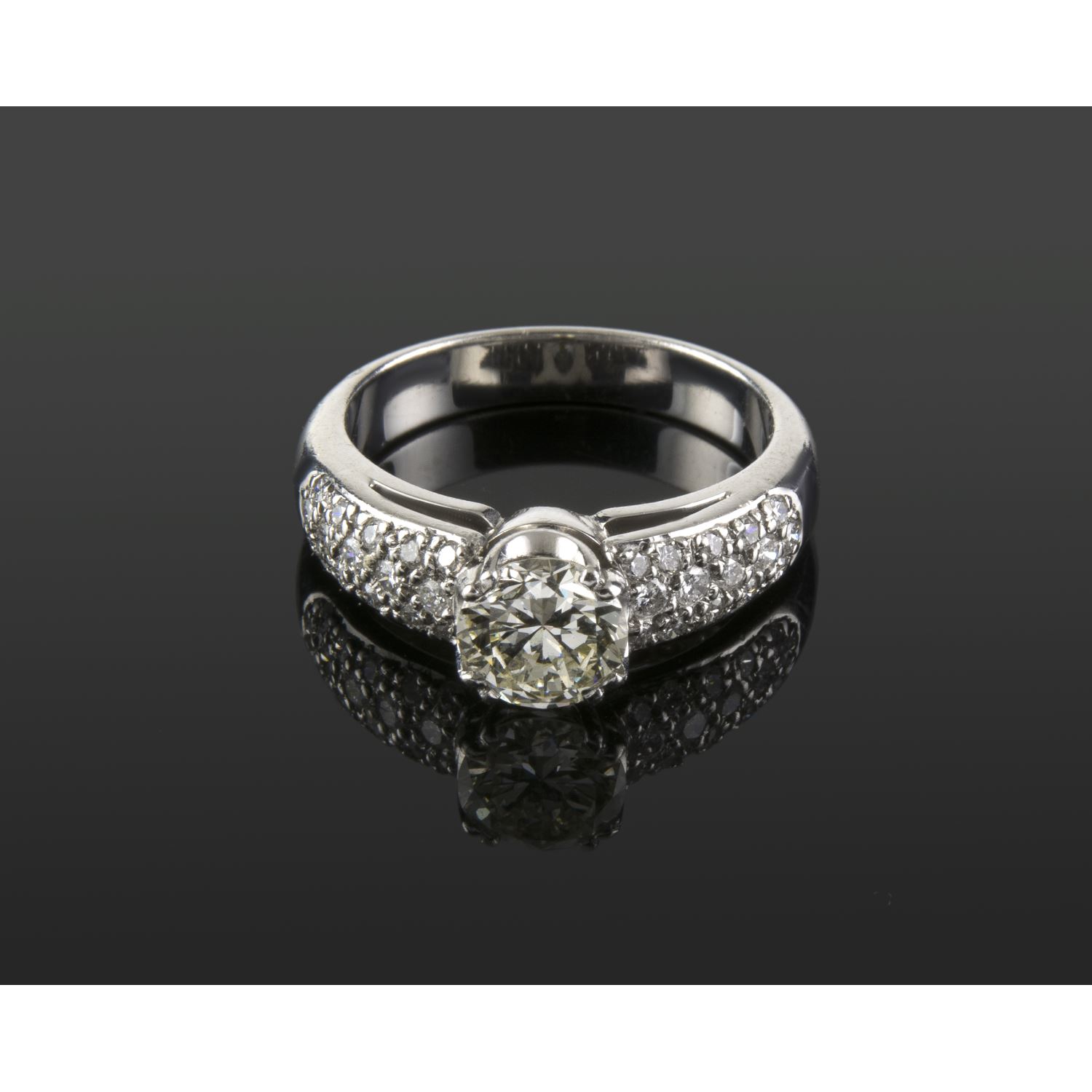 Sortija oro blanco y diamantes color l, pureza vvs2 y peso 1,08 cts.