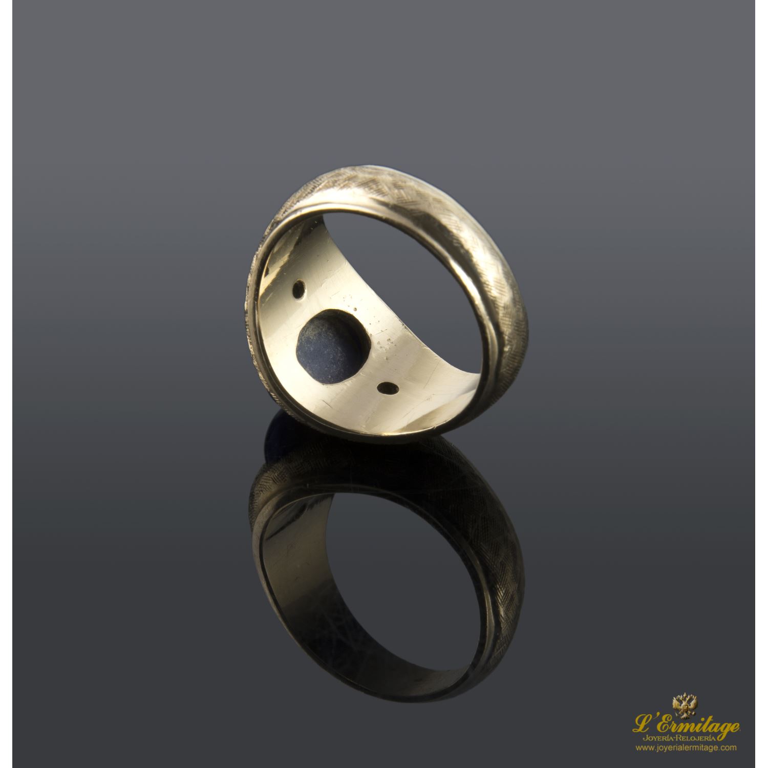 Sortija en oro amarillo con zafiro estrella y brillantes.