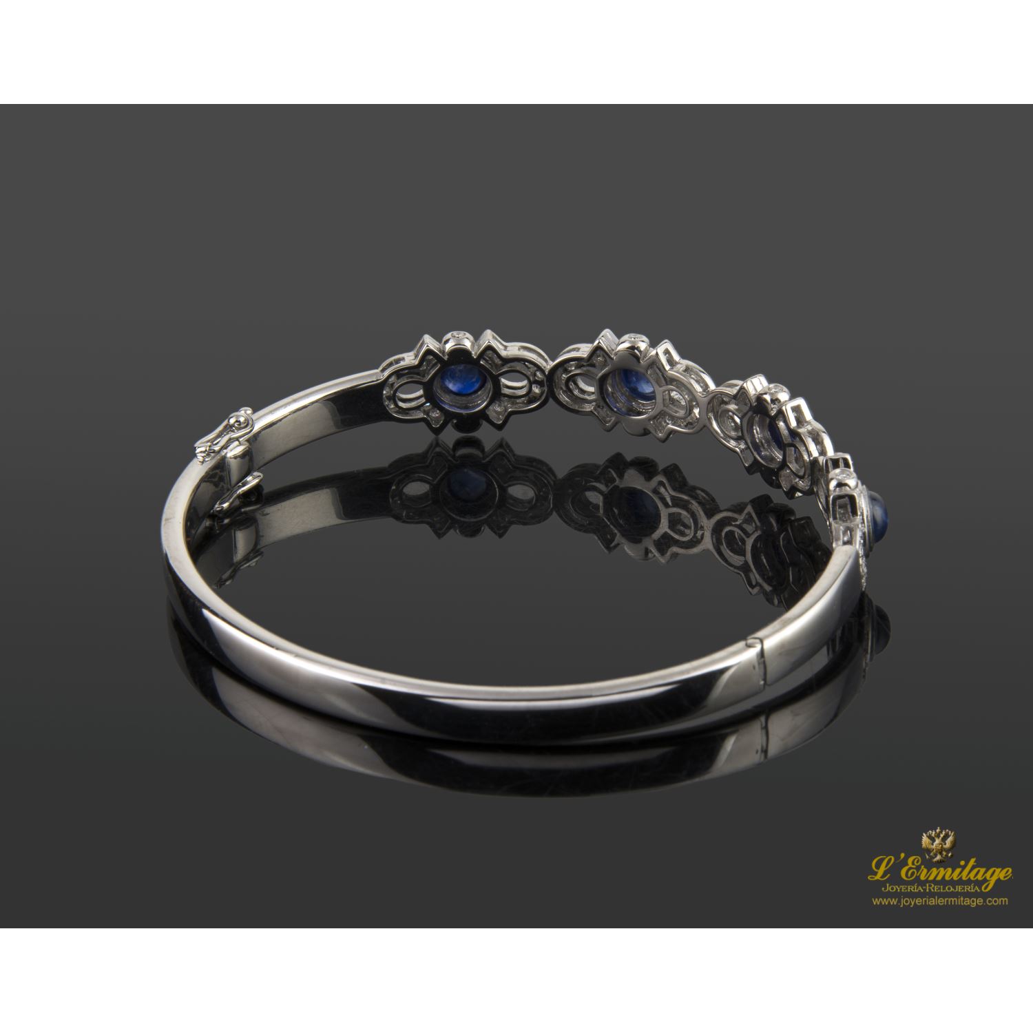 Pulsera rígida oro blanco zafiros cabuchón y diamantes