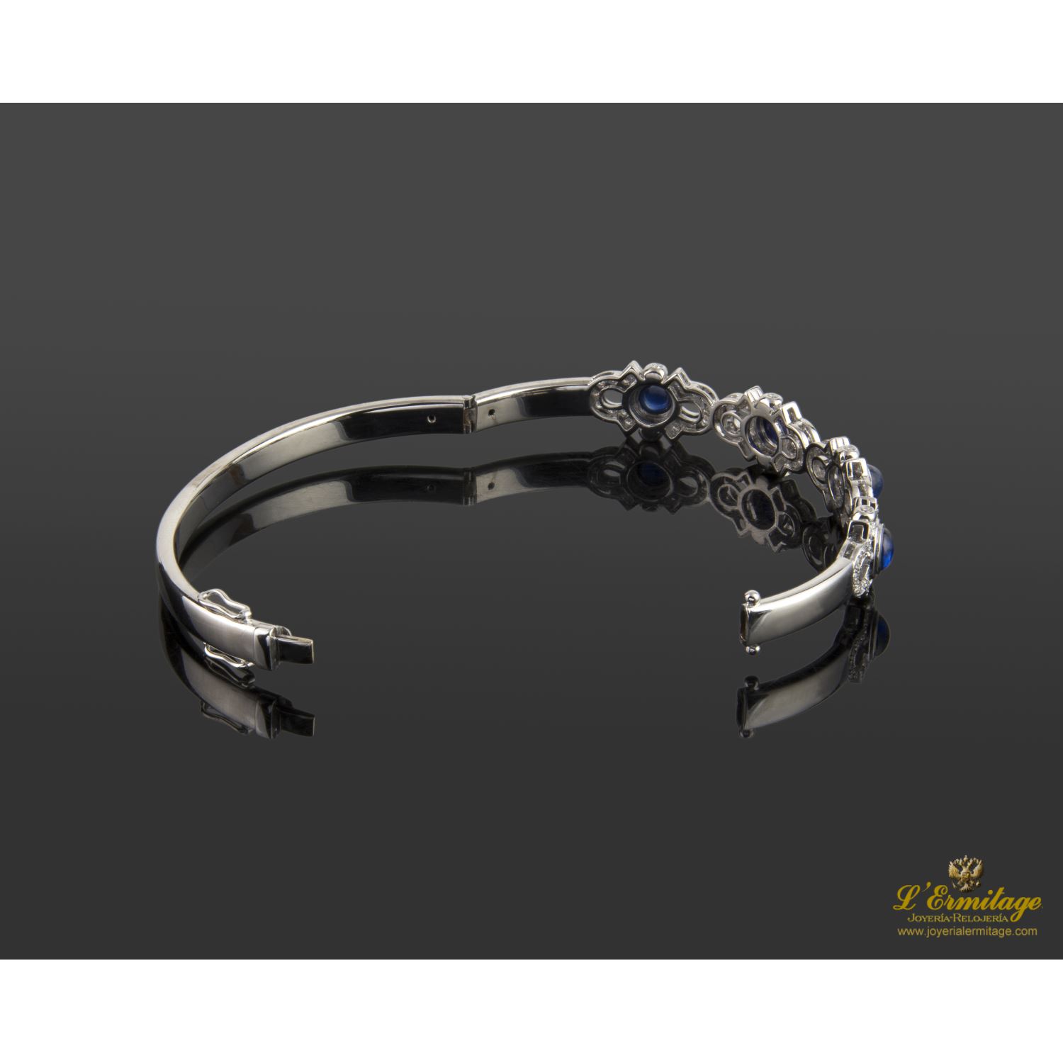 Pulsera rígida oro blanco zafiros cabuchón y diamantes