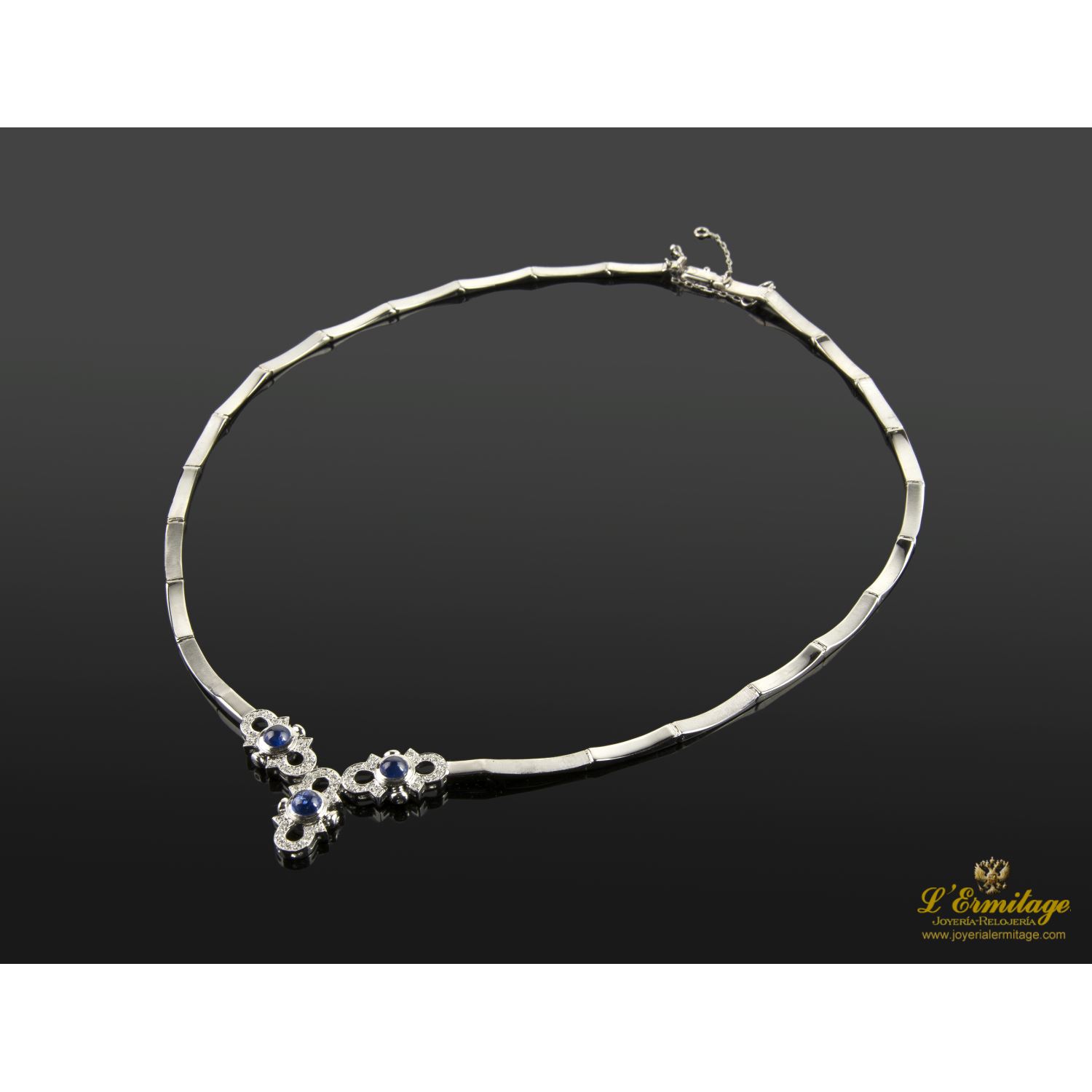 Gargantilla oro blanco articulada zafiros cabuchón y diamantes