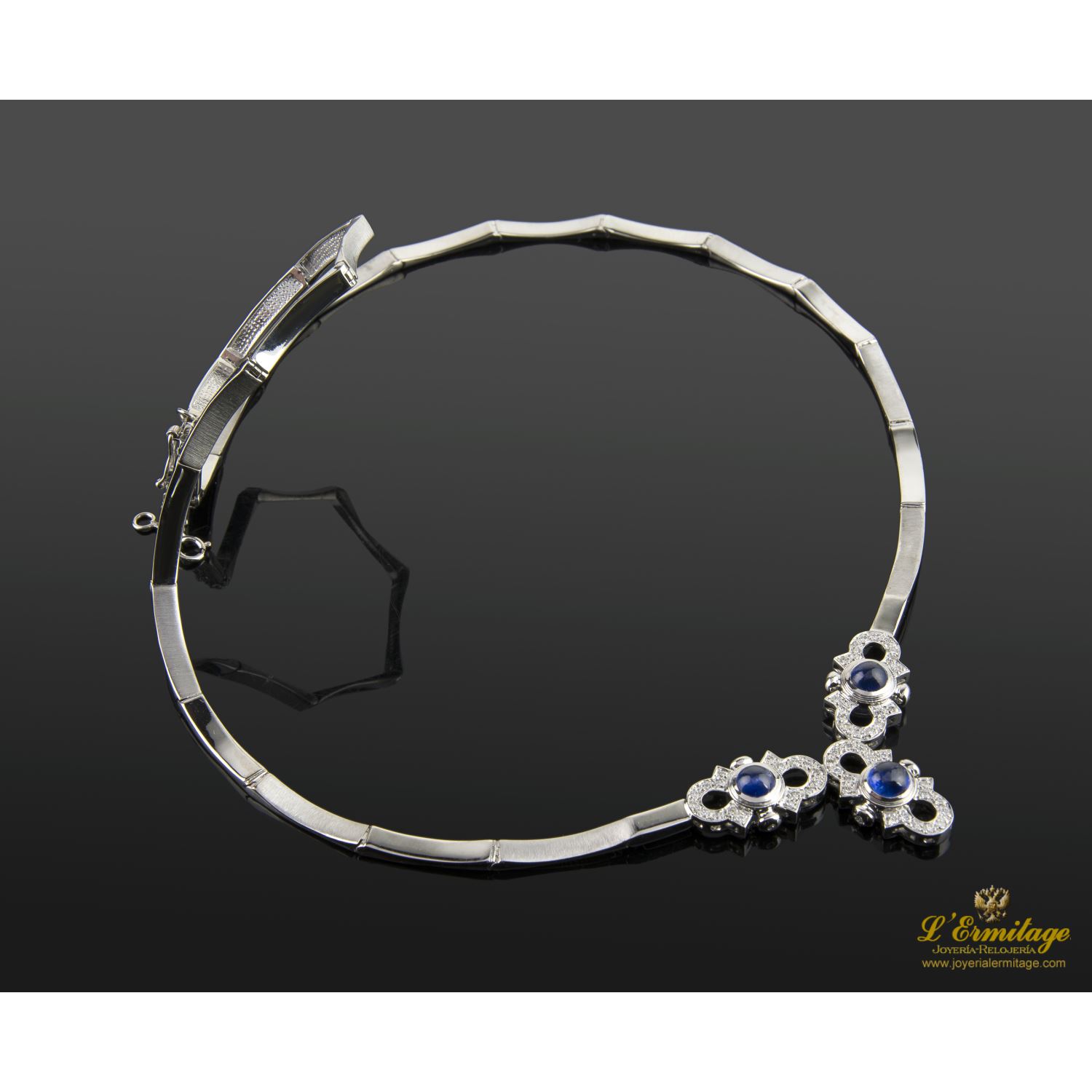 Gargantilla oro blanco articulada zafiros cabuchón y diamantes