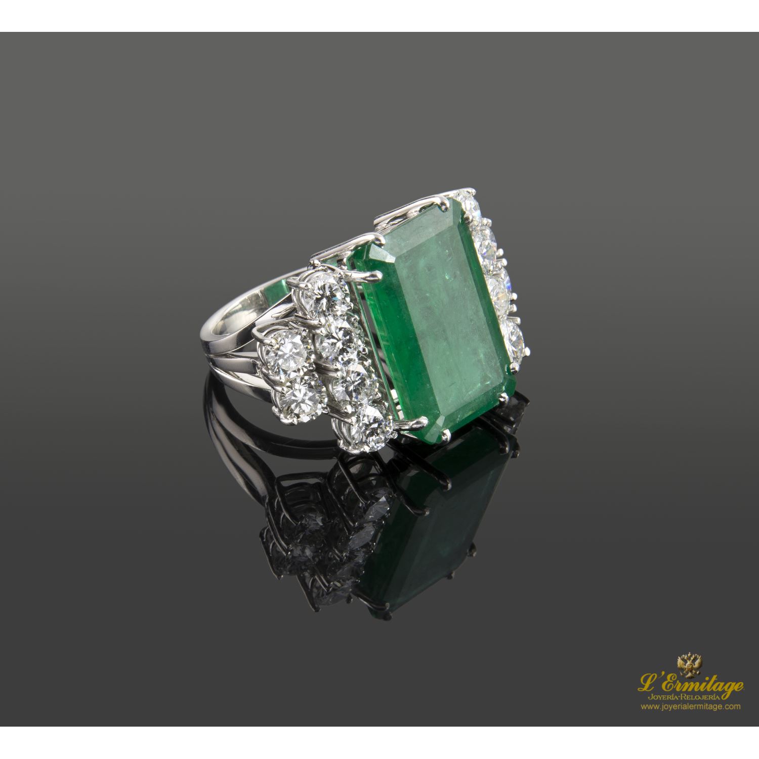 Sortija en oro blanco con esmeralda y brillantes. Talla 11.