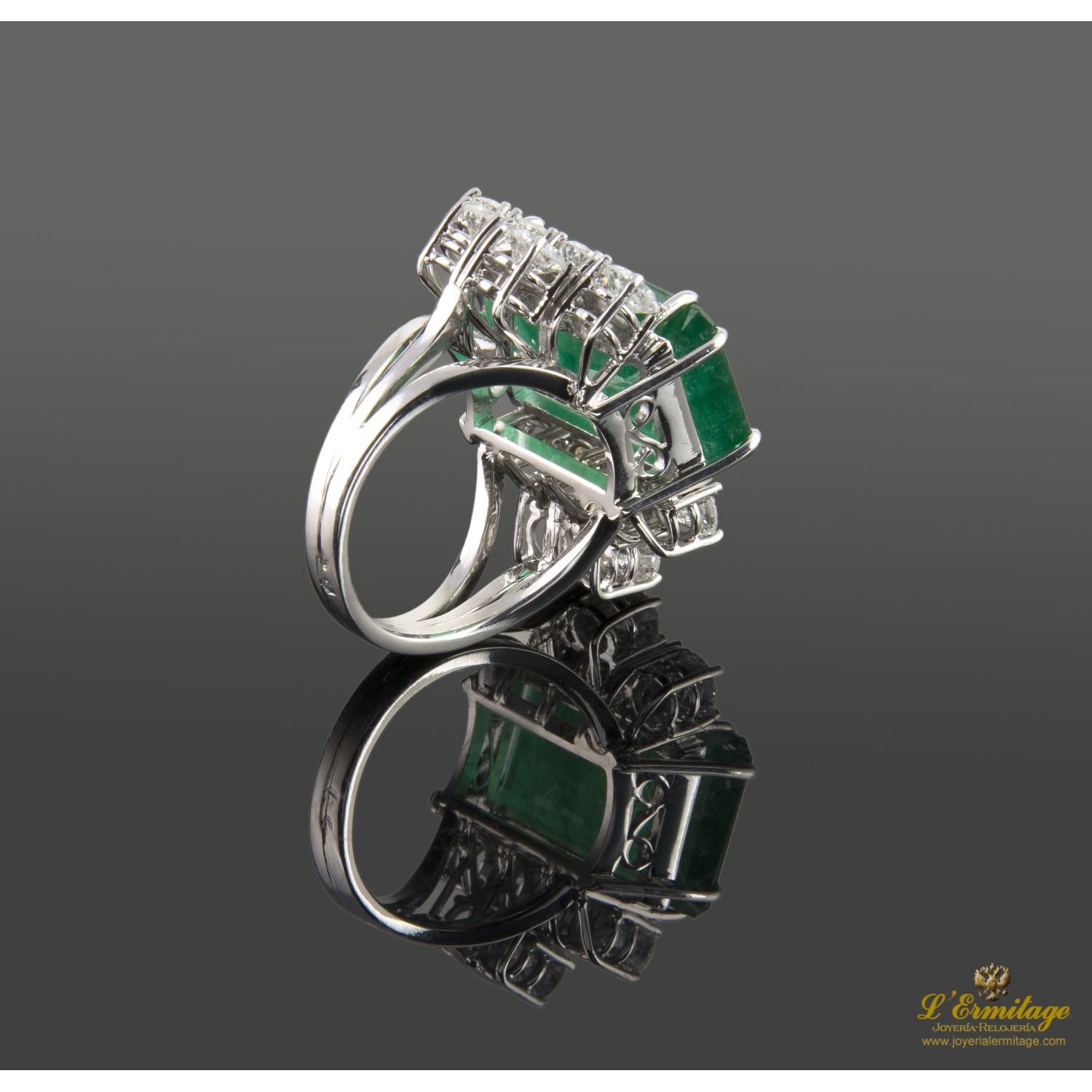 Sortija en oro blanco con esmeralda y brillantes. Talla 11.