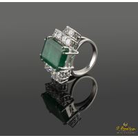 Sortija en oro blanco con esmeralda y brillantes. Talla 11.