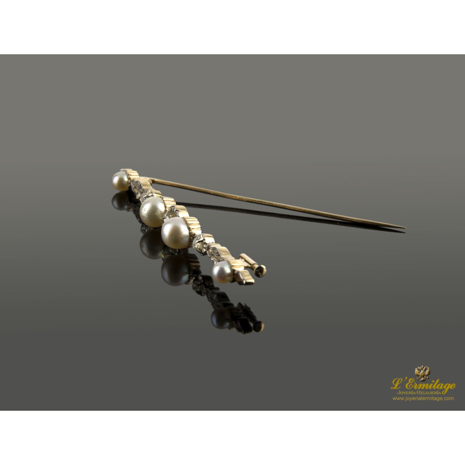 Broche en oro amarillo y oro blano con diamantes y perlas.