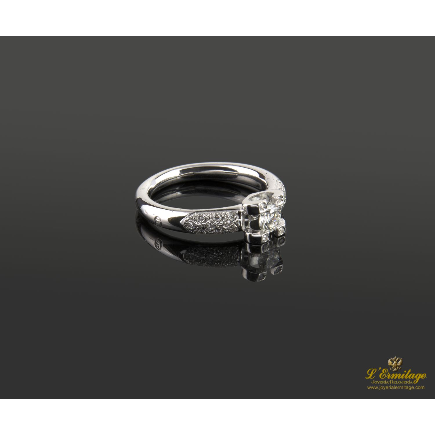 Sortija solitario oro blanco y diamantes color g, pureza vs2 y peso 0,30 cts.