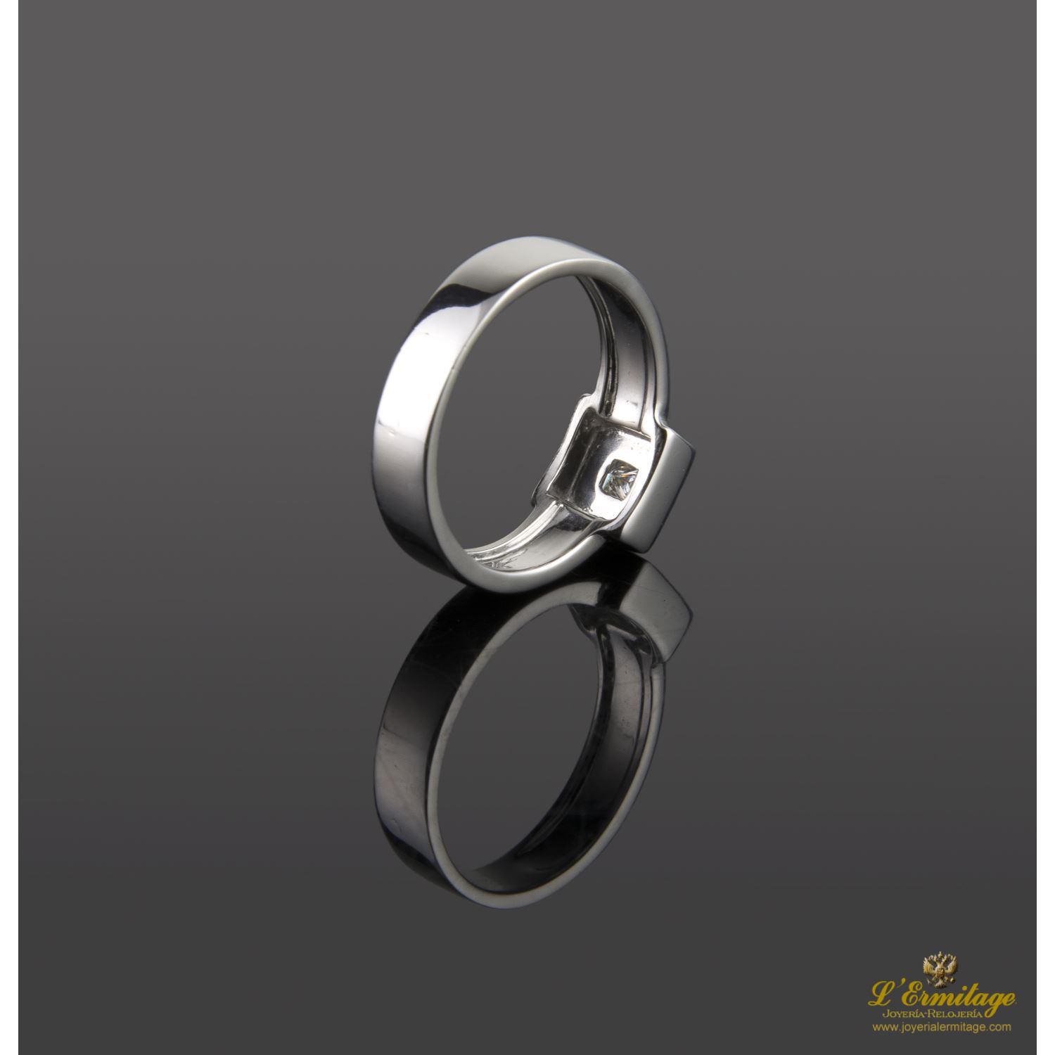 Sortija solitario oro blanco.