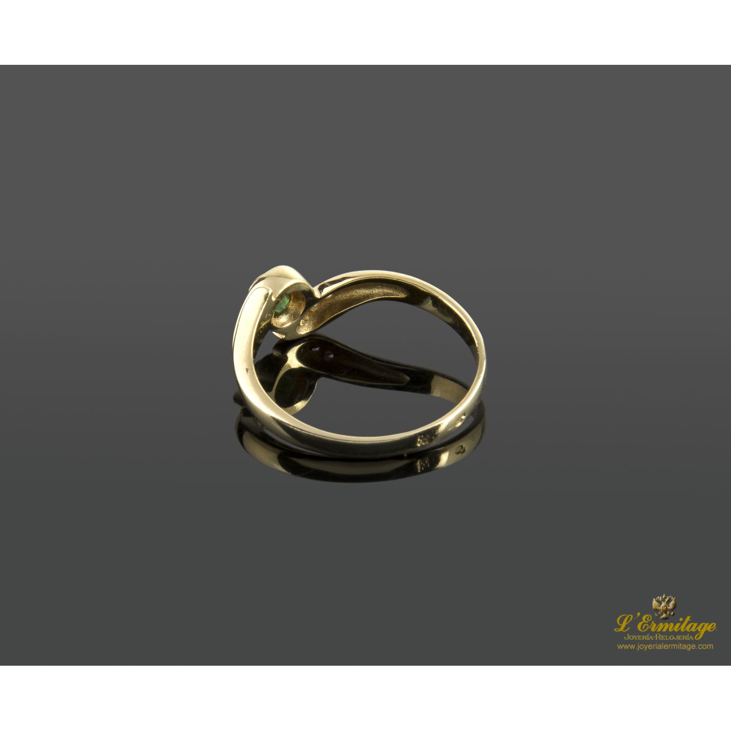 Sortija en oro amarillo con esmeralda y brillantes.