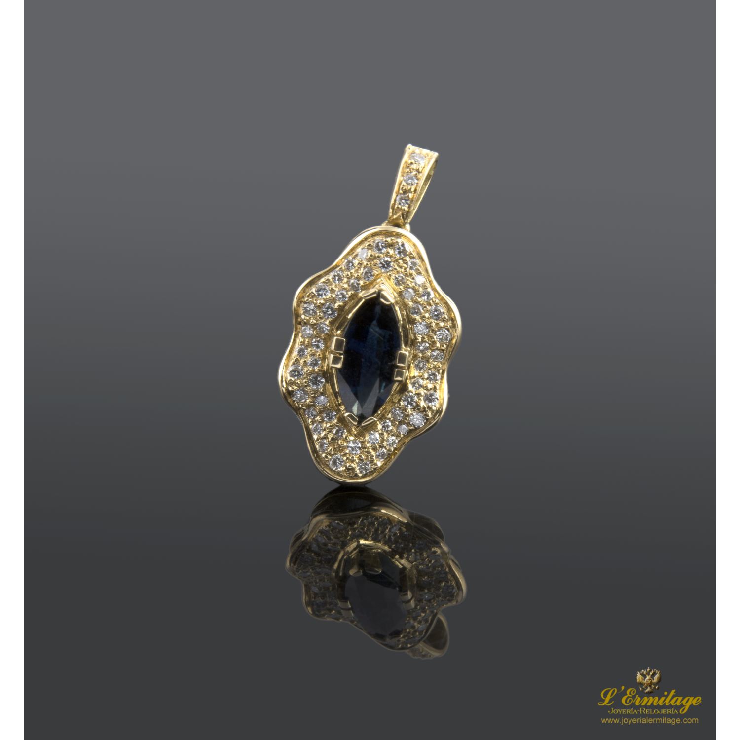 Colgante en oro amarillo con zafiro y brillantes.