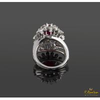 Anillo oro blanco rubí baguettes y diamantes