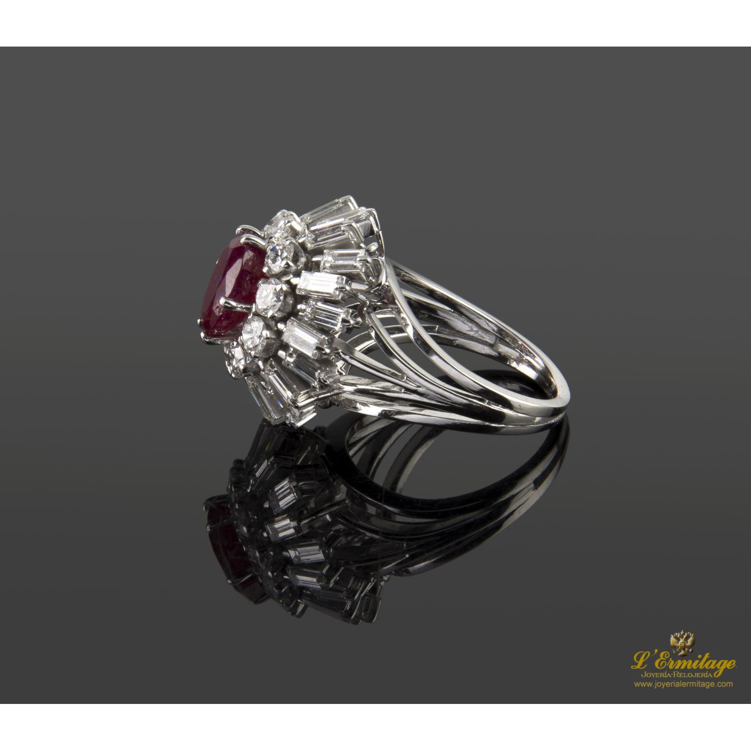 Anillo oro blanco rubí baguettes y diamantes