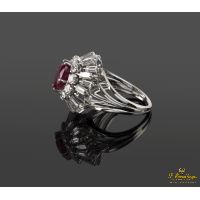 Anillo oro blanco rubí baguettes y diamantes