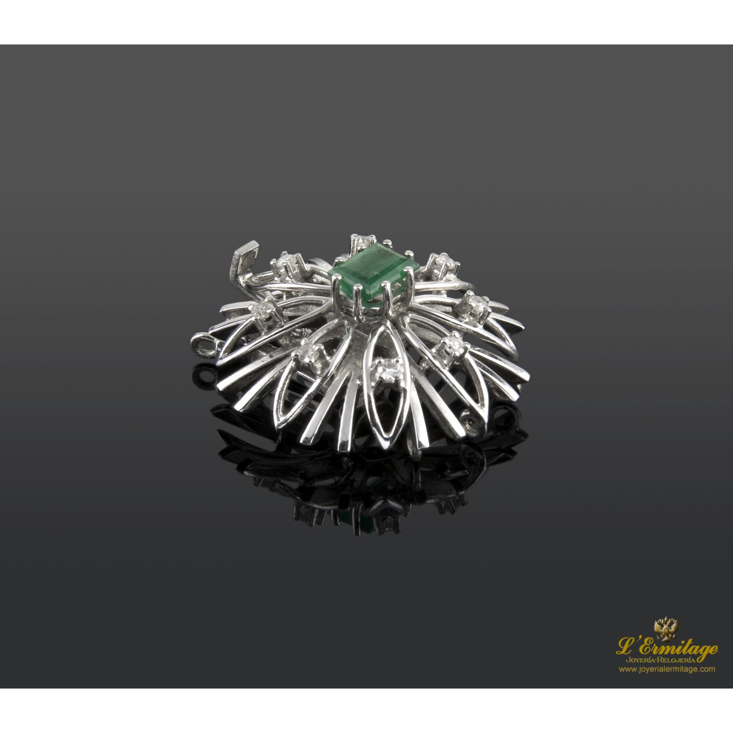 Broche de collar realizado en oro blanco con esmeralda y brillantes.