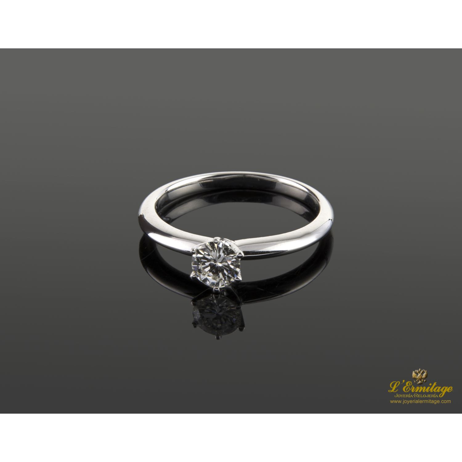 Sortija solitario oro blanco y diamante color g, pureza vs1 y peso 0,40 cts.