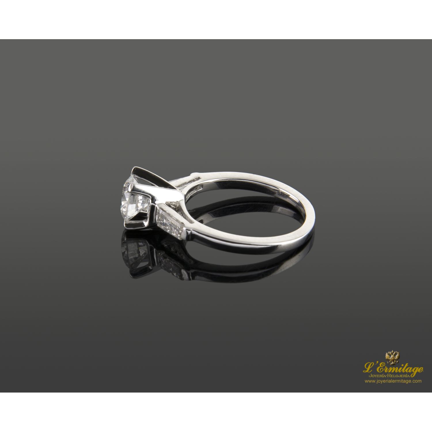 Sortija solitario oro blanco y diamantes color f, pureza si2 y peso 0,95 cts.