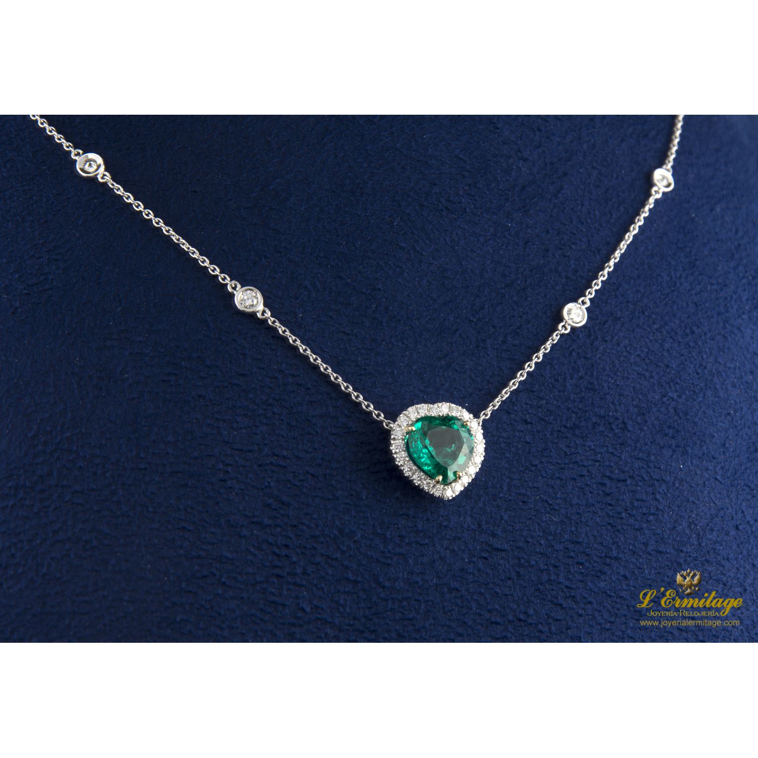 Collar en oro blanco esmeralda y diamantes.