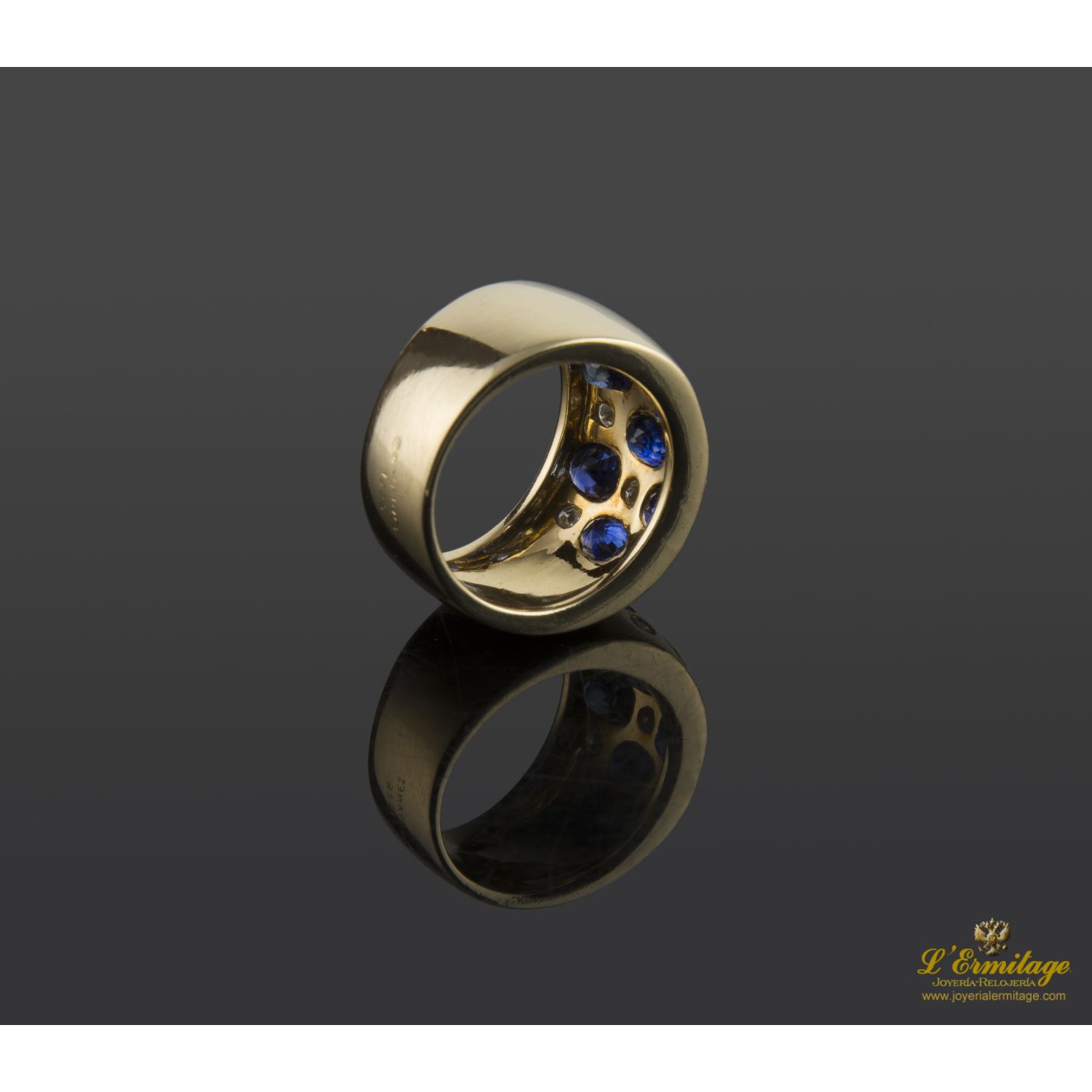 Sortija firmada por yanes en oro amarillo con zafiros y brillantes.