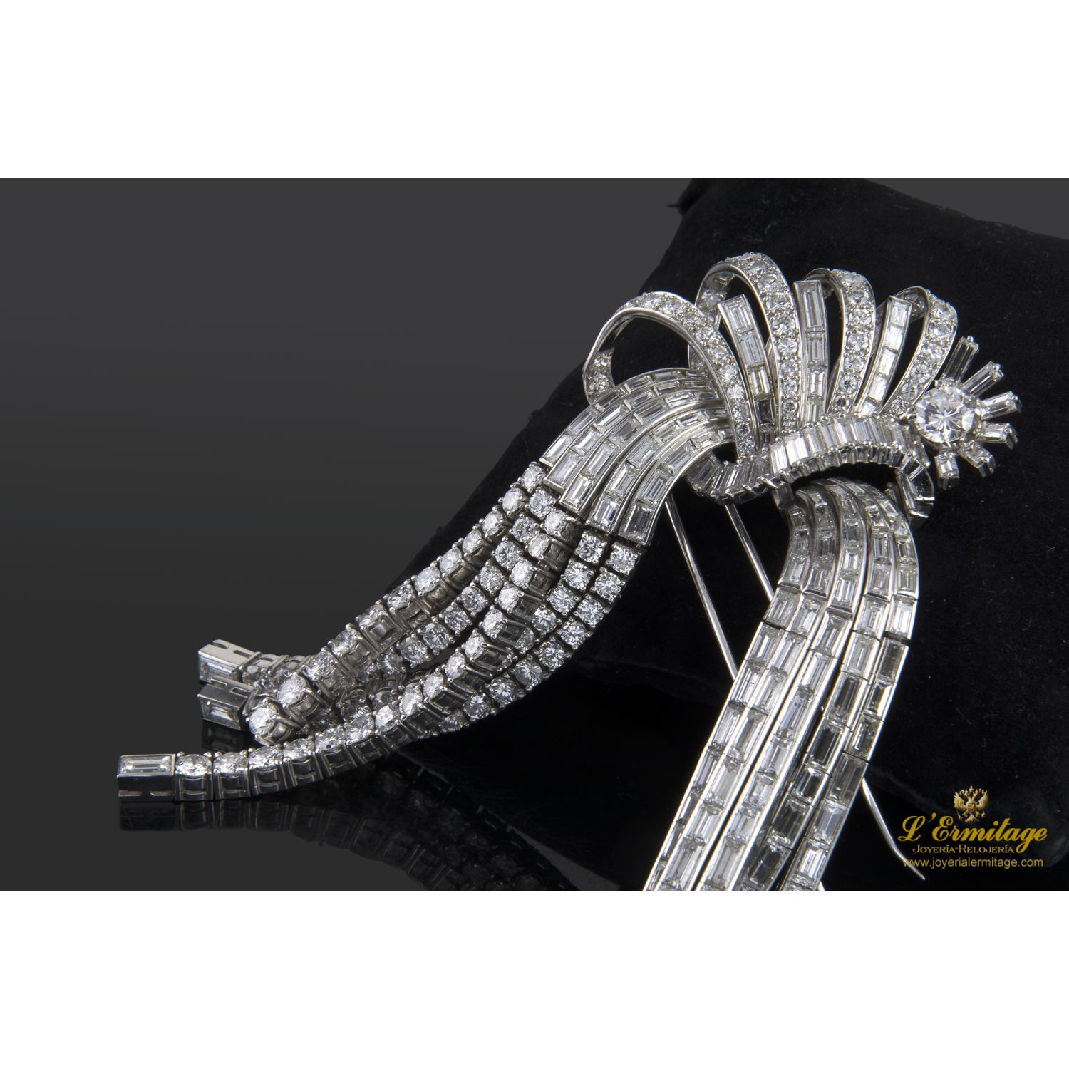 Broche tipo lazo en oro blanco con diamantes