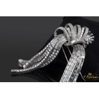 Broche tipo lazo en oro blanco con diamantes