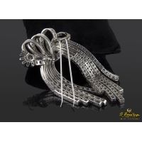 Broche tipo lazo en oro blanco con diamantes