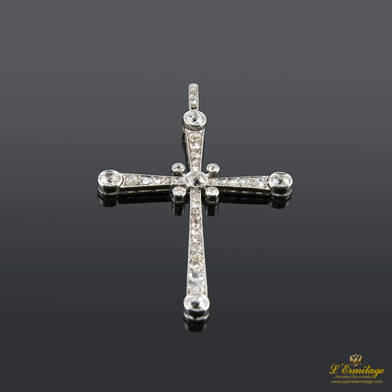 Cruz oro blanco y diamantes.