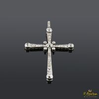 Cruz oro blanco y diamantes.
