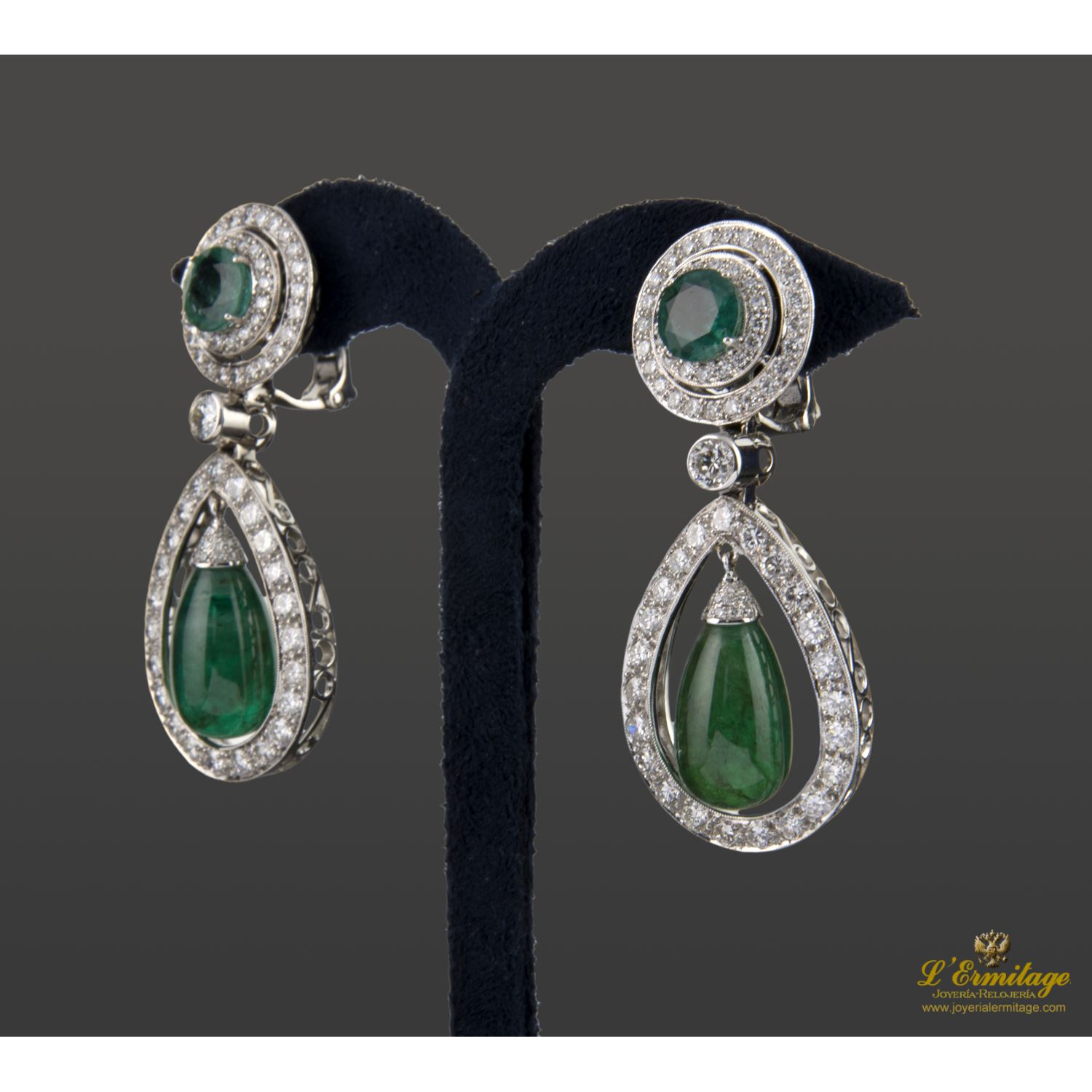 Pendientes colgantes oro blanco diamantes y esmeraldas.