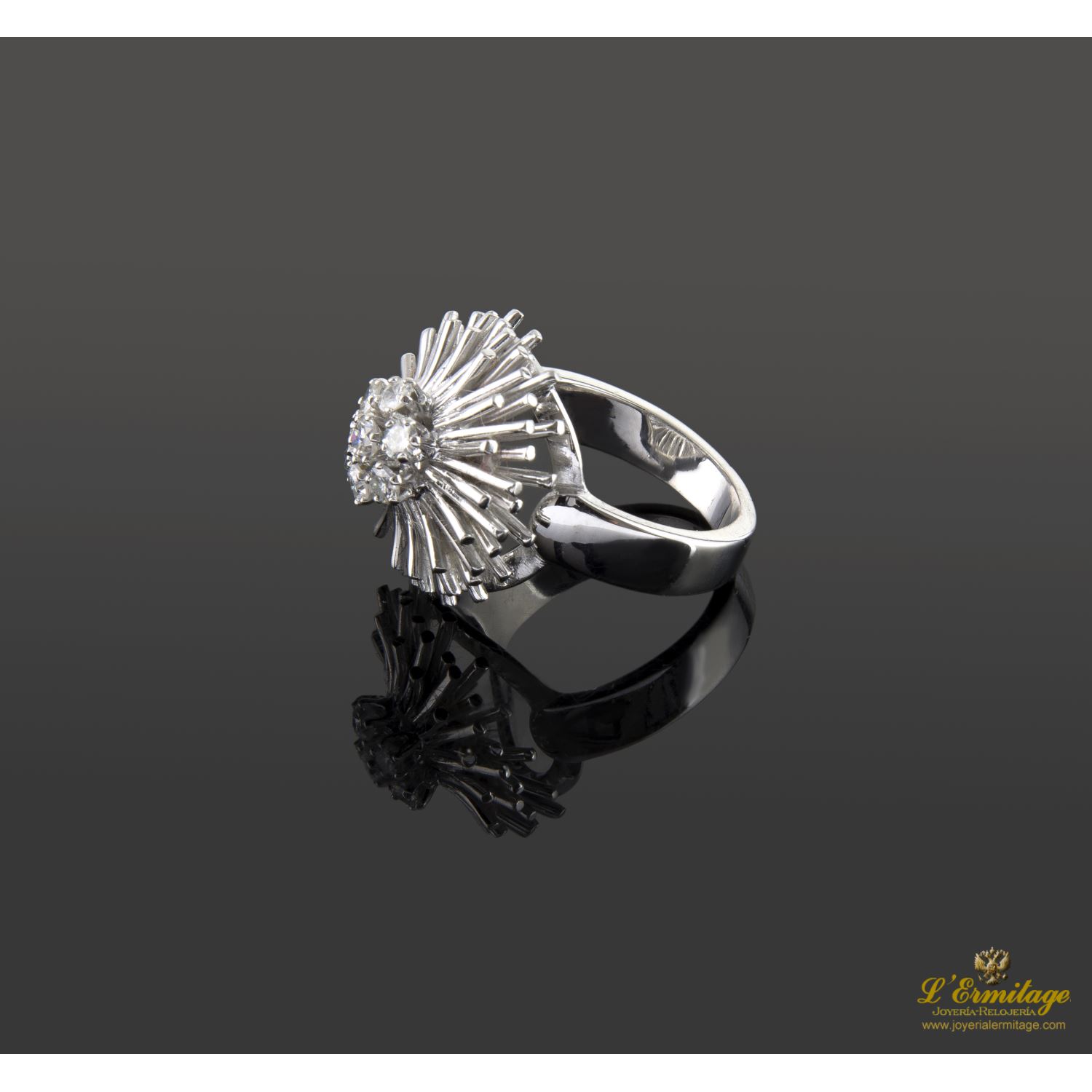 Sortija oro blanco y diamantes.