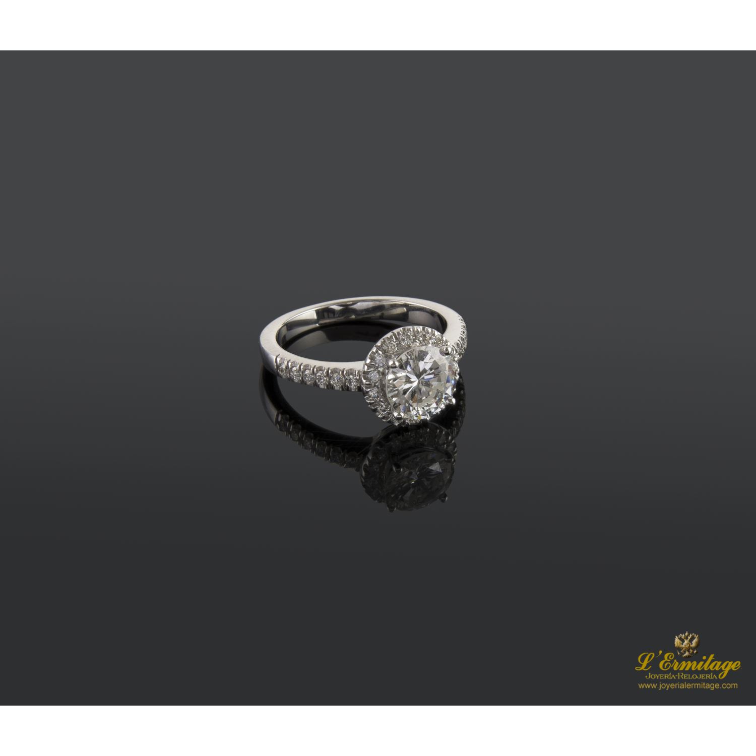 Sortija solitario oro blanco y diamantes color g, pureza vs1 y peso 1,31 cts.